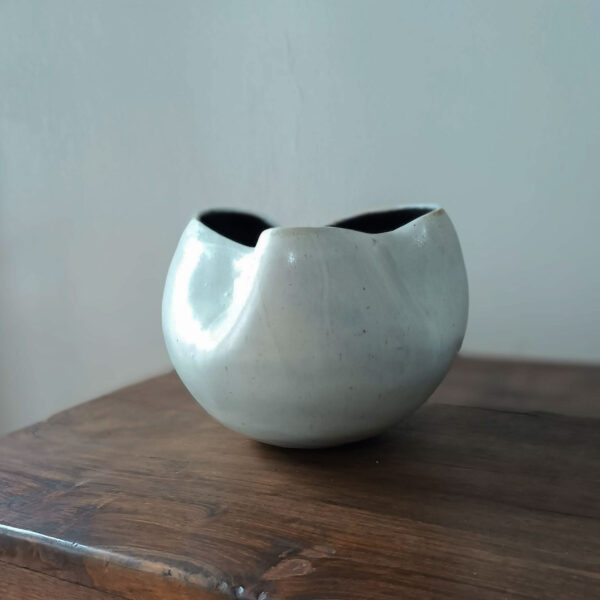 white and black vase - Image 4